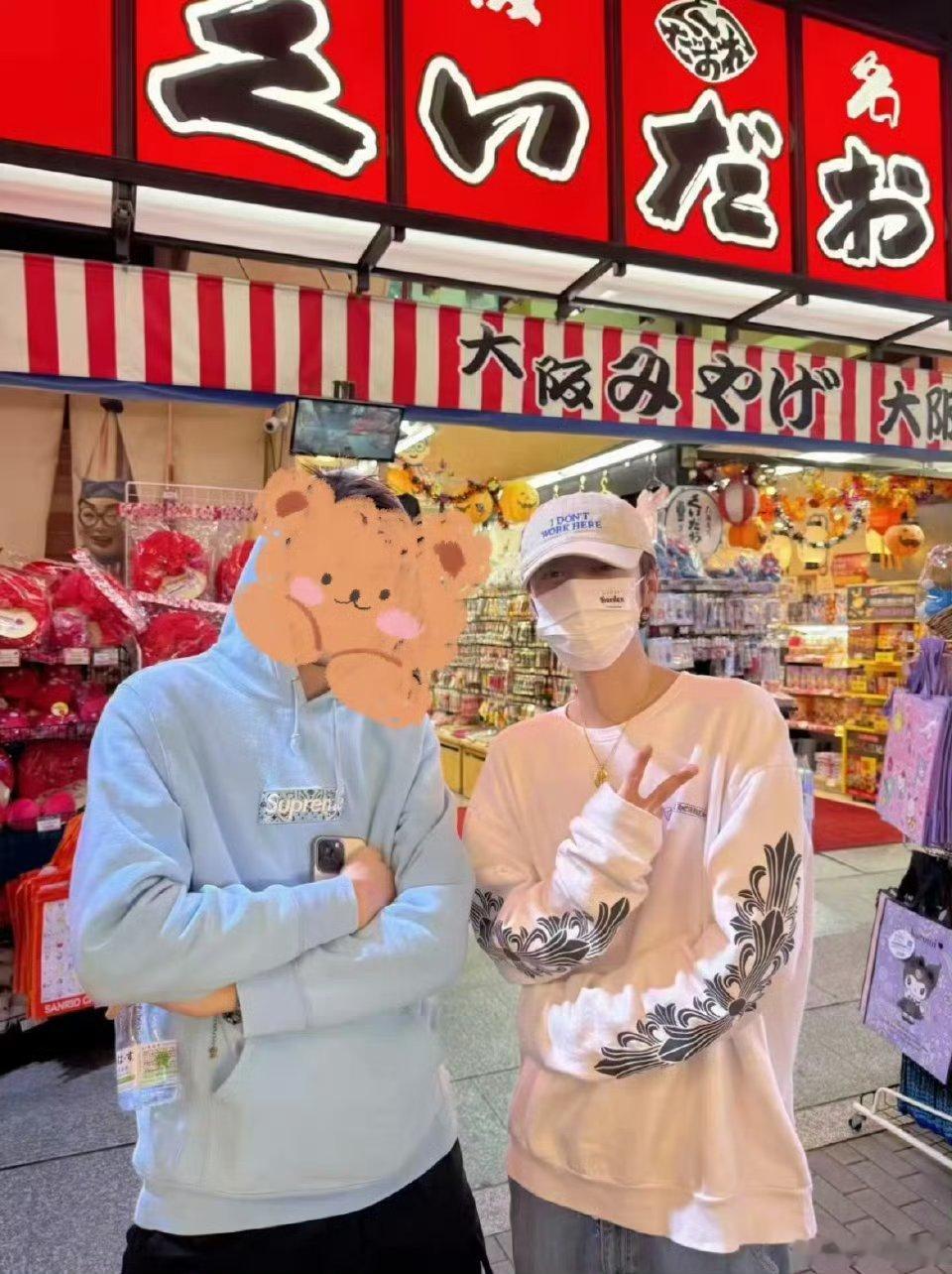 #大阪偶遇鹿晗##鹿晗又去日本了#有网友在大阪偶遇鹿晗，还合照！！！我一整个羡慕