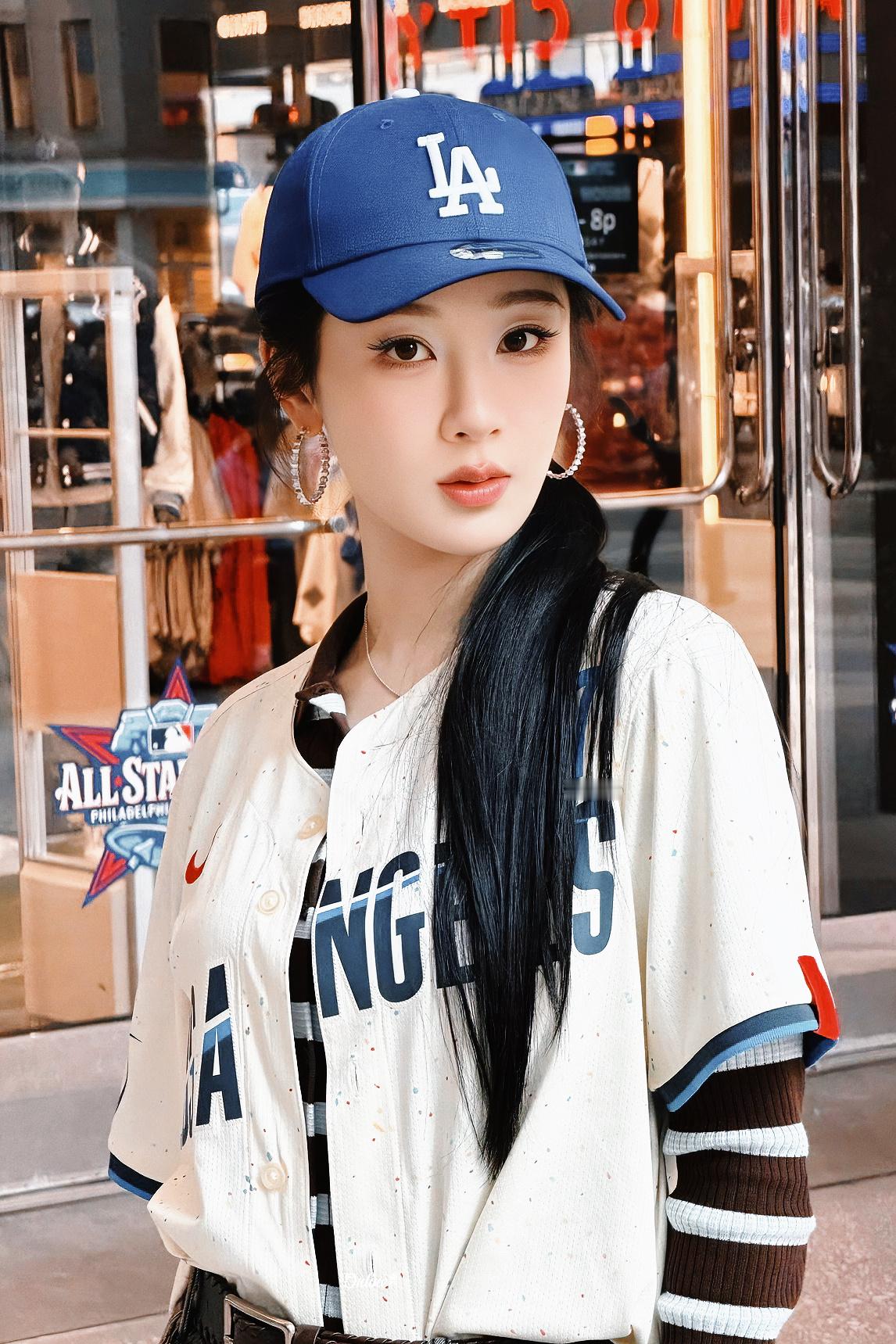 杨紫  甜or酷？我选择都要！杨紫mlb棒球文化推广大使