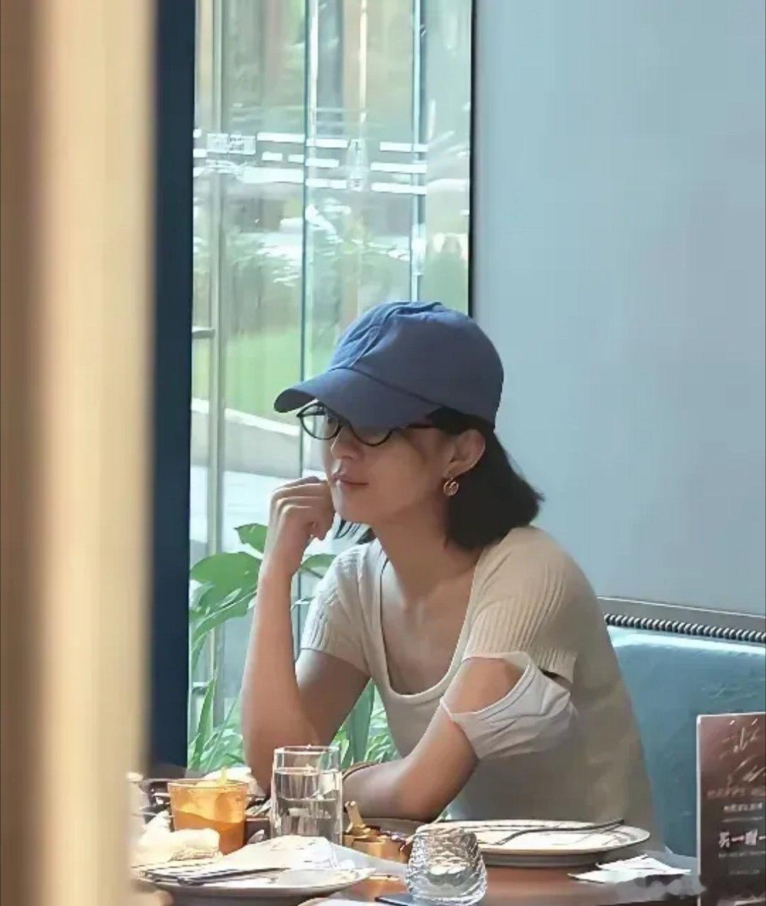 素颜赵丽颖在上海某高档餐厅被偶遇。瘦是真的瘦，但是素颜却没有那么美。天生丽质不化