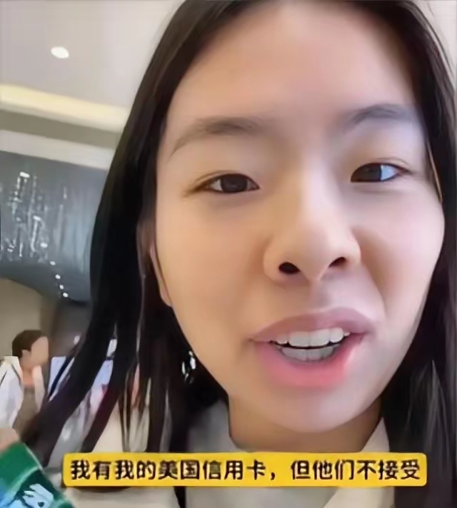美国亚裔女孩网上怒喷：在中国美国信用卡不能用，中国人也不会说英语，只会说中文，真