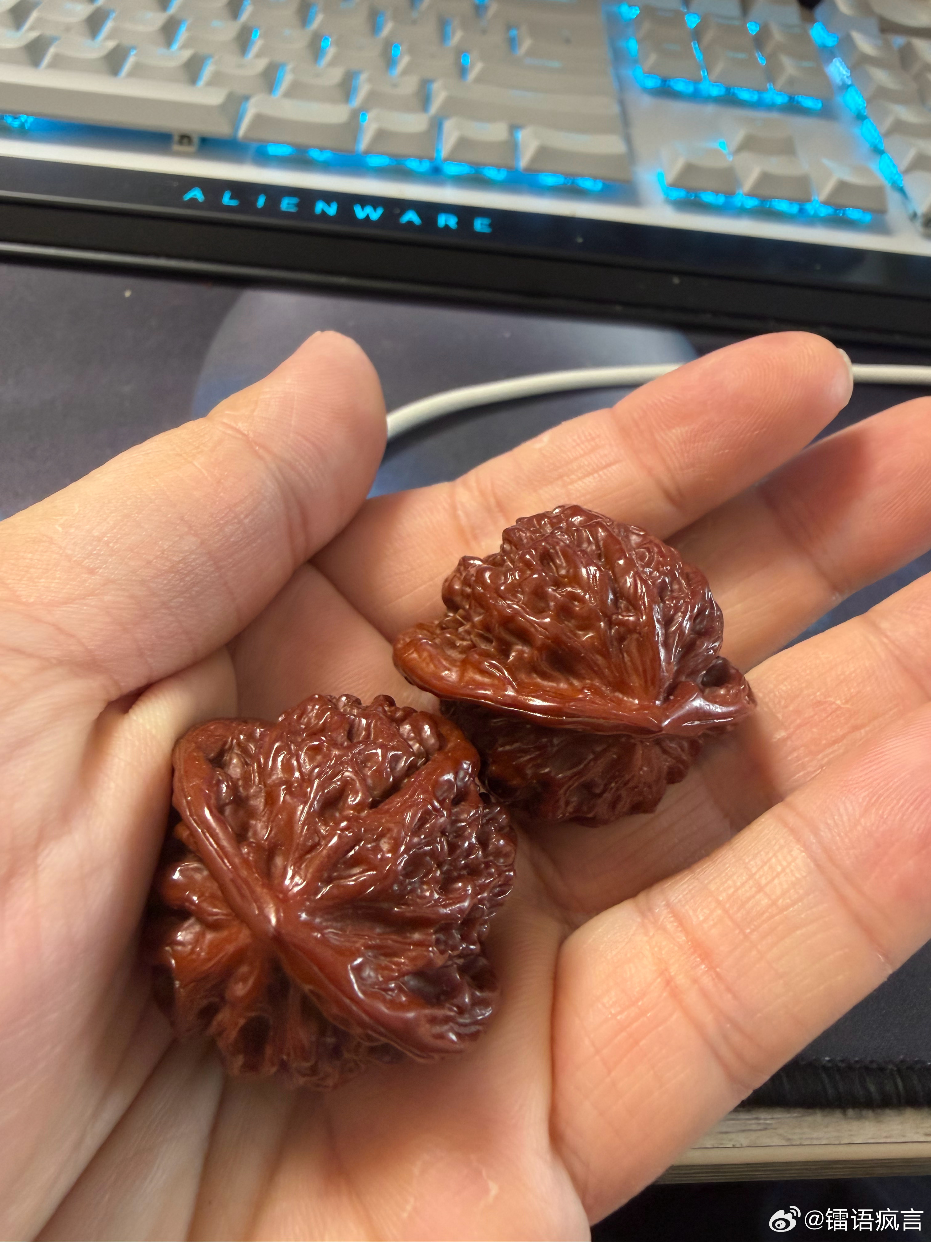 盘了几年的一对小核桃，还可以吧。 