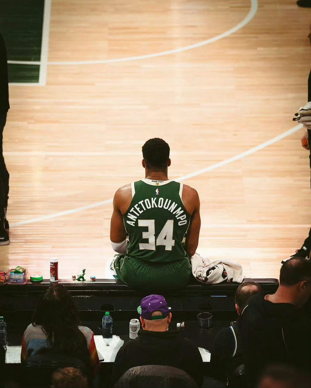 Shams报道，球星以及其经纪人开始与雄鹿进行谈话，讨论这位两届MVP的未来。谈