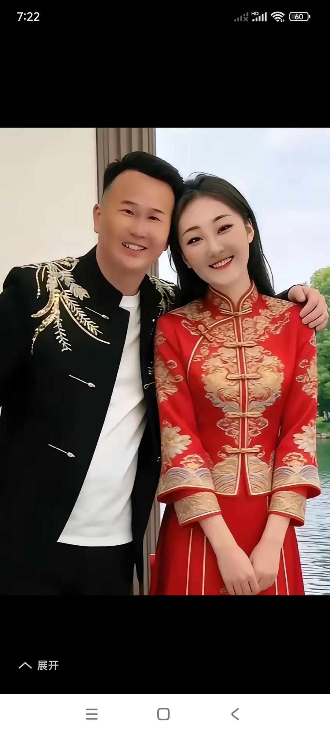 陈亚楠还是找着了心仪的男人，不然不能笑得那么灿烂。

这个男人看起来也很喜欢陈亚