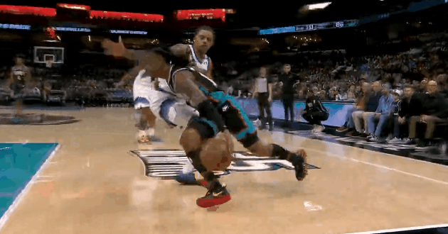 逆天拉杆！莫兰特天赋这块没的说！
在今天NBA常规赛灰熊对阵爵士的第三节比赛中，