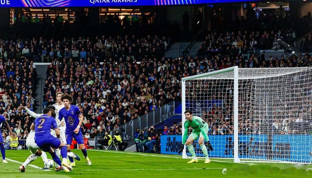 库尔图瓦：精彩绝伦的比赛！只要全队上下与球迷团结一心，我们便是不可战胜的 🤍 