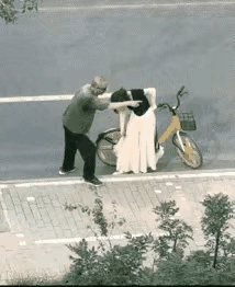 穿裙子骑自行時要将裙子后裙包卷在坐殿上压着才妥当，不能随意让它飘着…。