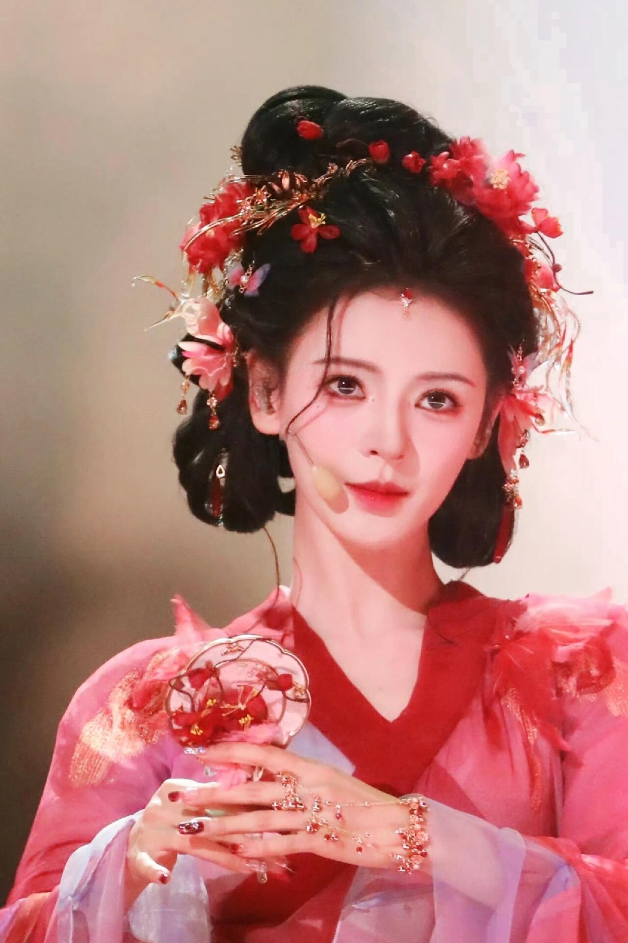 张予曦再次cos貂蝉 美女就要是张予曦这样真的太适合了 