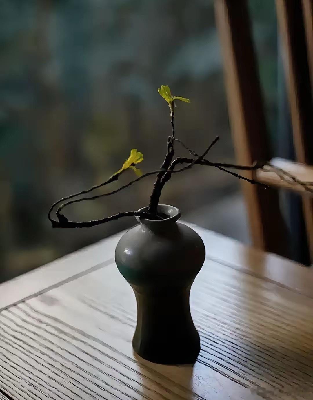 洛克菲勒说：“没事不要讲话，讲话只有三个的目的。第一个目的，讲了让别人高兴，如果