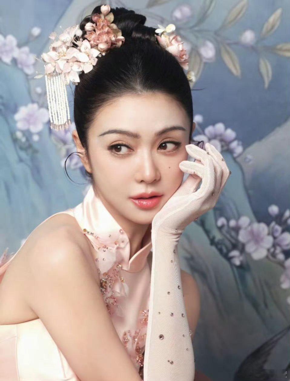 薛凯琪过年45了最近老看薛凯琪演唱会的切片哪像45的活泼的完全就像25的小姐姐