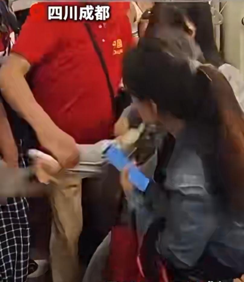 近日，在成都地铁2号线上发生一起事件，一对母女坐于地铁爱心专座，一穿红衣的老人上