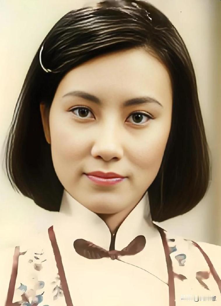 其实阿姐汪明荃不仅美，而且飒，浑身散发着逼人的英气。就拿她在《万水千山总是情》里