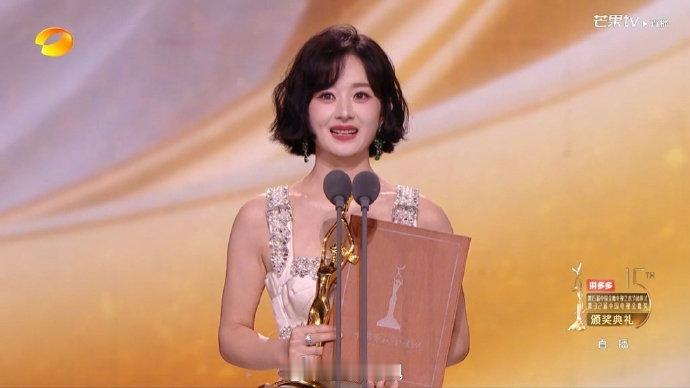 盘点过去十年金鹰奖视后⬇️

2016【观众喜爱的女演员】佟丽娅 《平凡的世界》