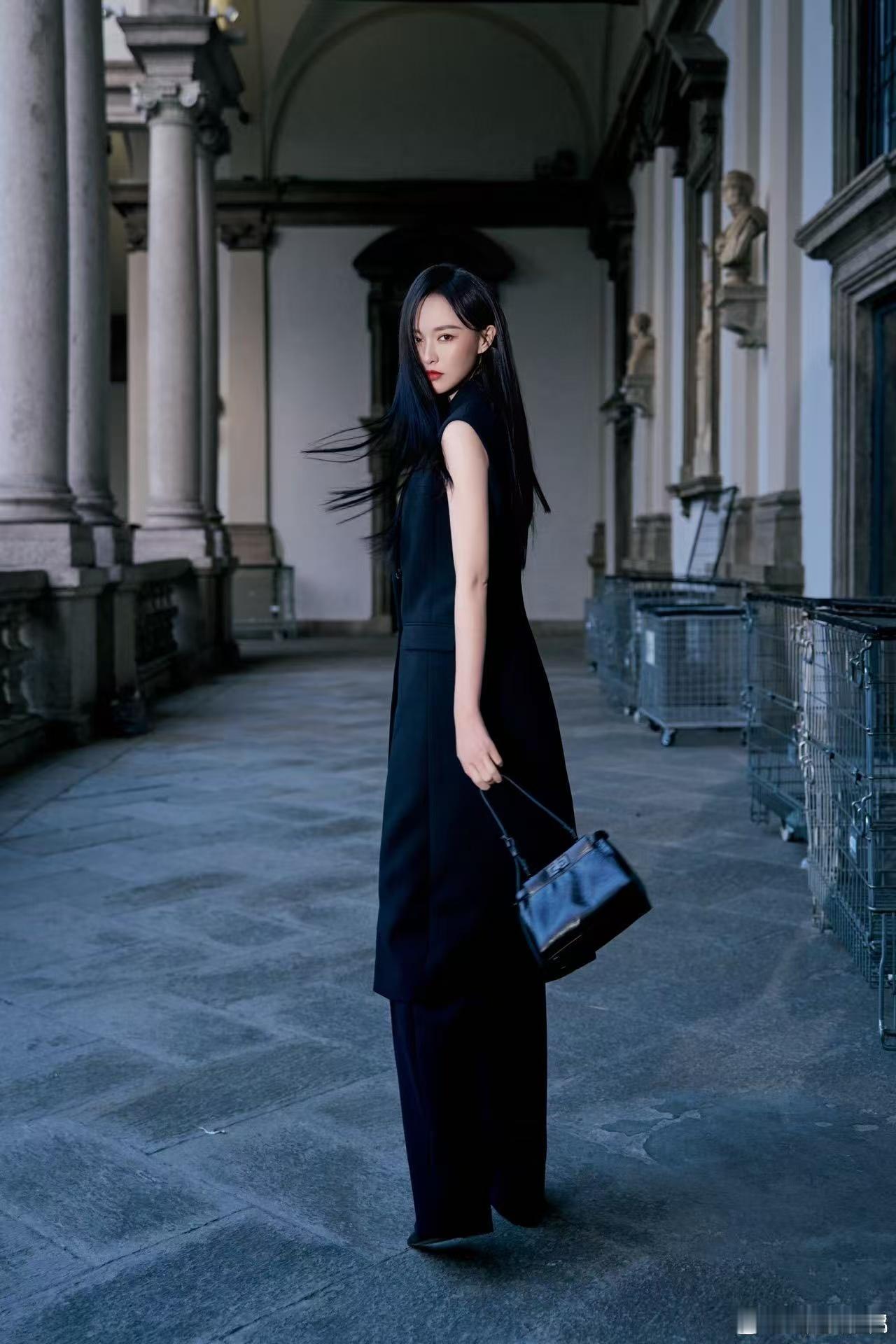 唐嫣好笔直的一条人 谁懂这种笔直又舒展的美感，唐嫣在米兰时装周把清冷贵气演绎得淋