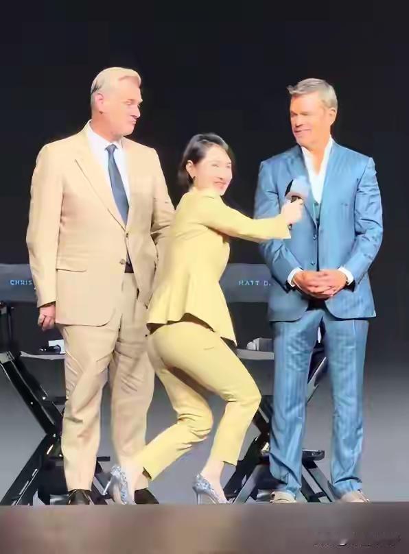 开个玩笑啊！
请大家细细看看下图吧！
这是不是三通一达姿势中一种？
你品你细品吧