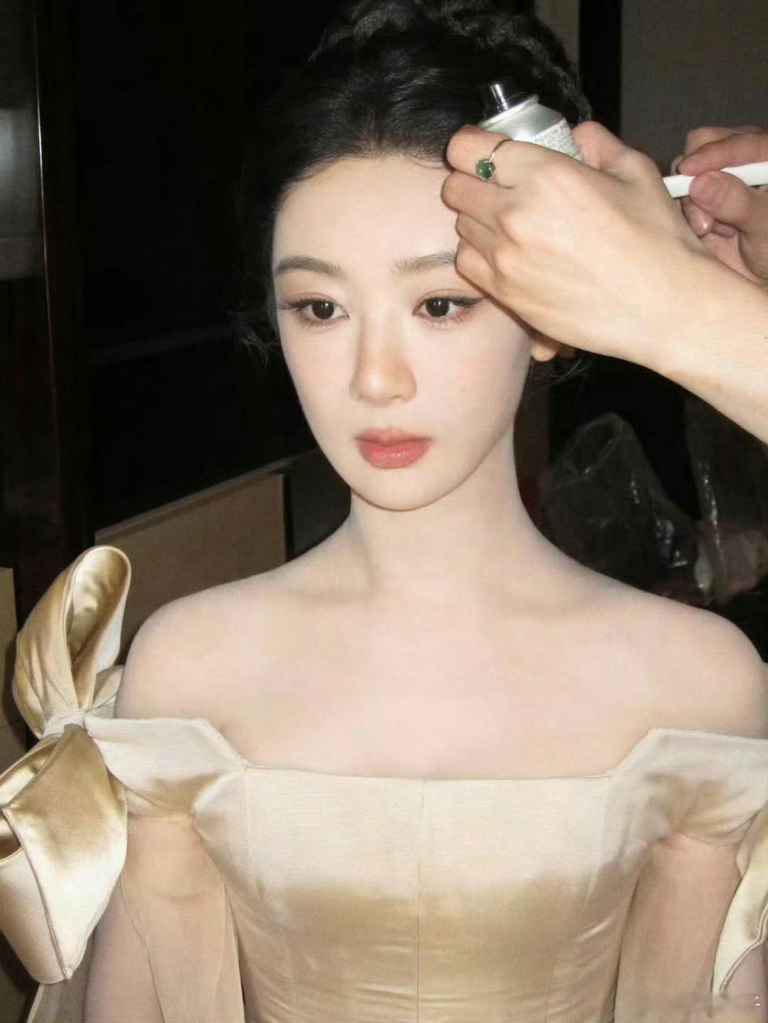 迪丽热巴和杨紫越来越像了 
