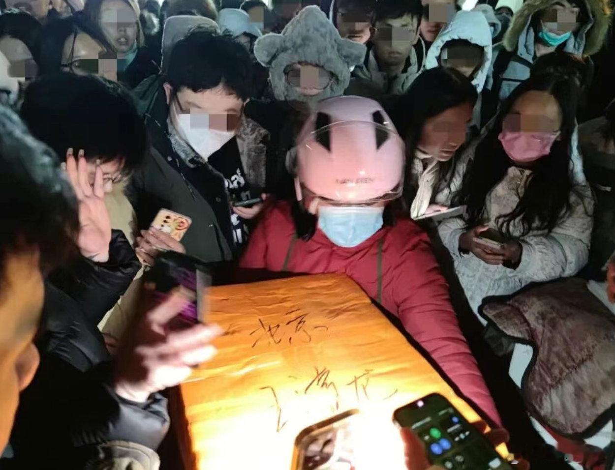 【鹅腿阿姨回应定价：产品的制作工艺与用料，匹配16元的售价】阿姨称叫鸭腿阿姨不好