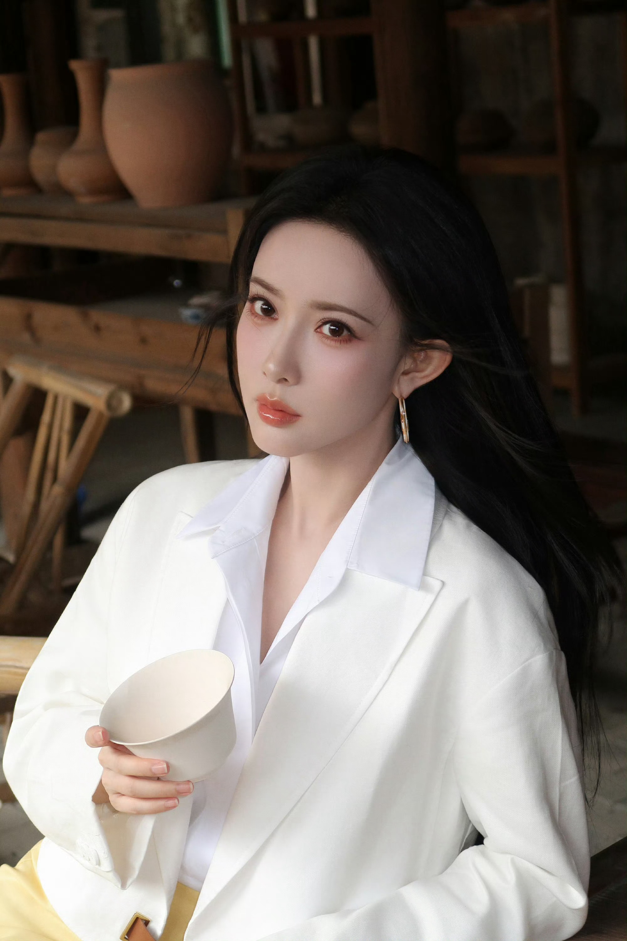赖伟明给孟子义拍单人拍立得赖伟明是孟子义唯粉吧 发现只有双人合照，赖伟明立刻拿出