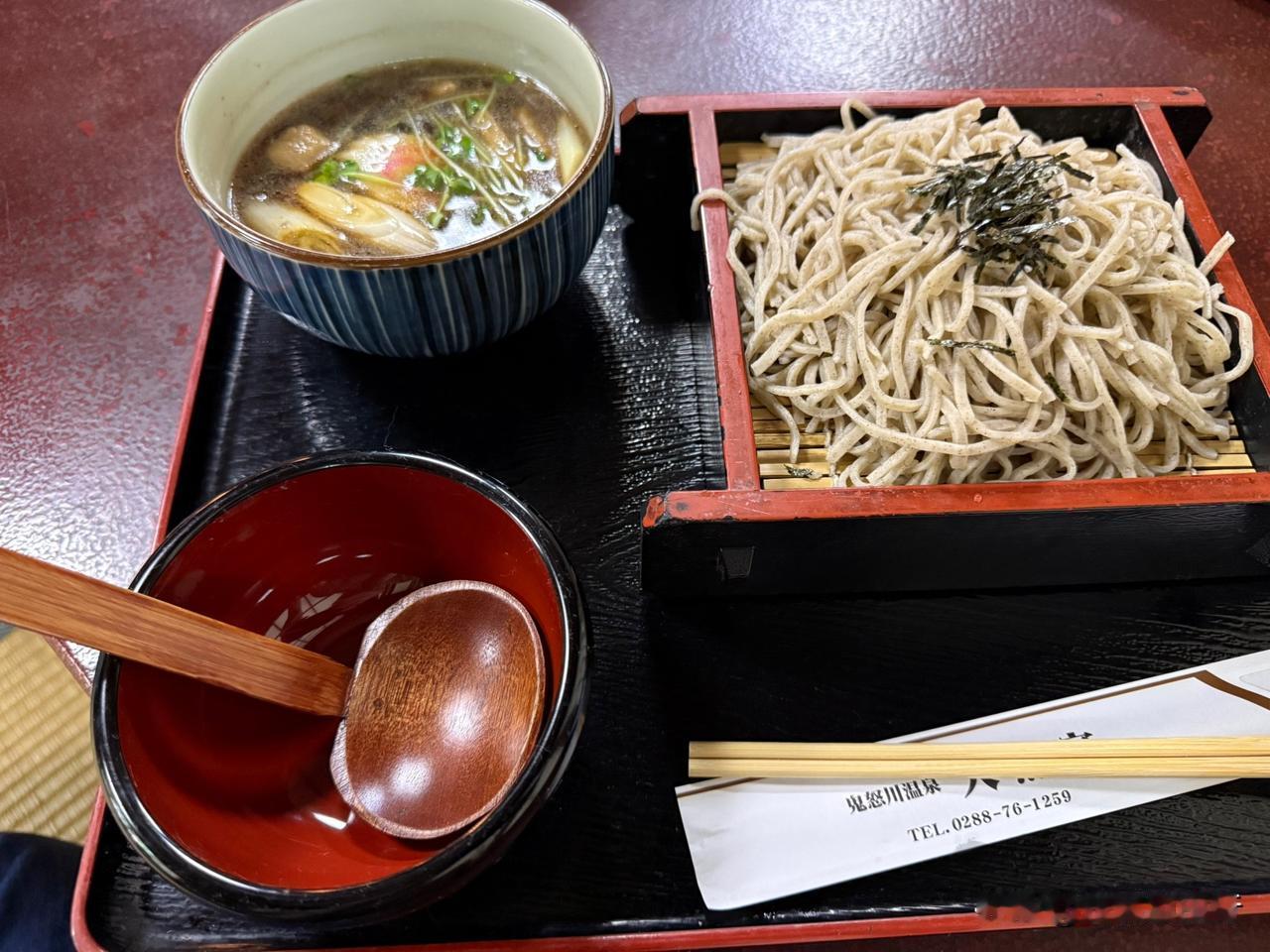 在日光吃了一餐荞麦面。
味道淡，
价格1700日元。
今天本来打算一个人去吃的，