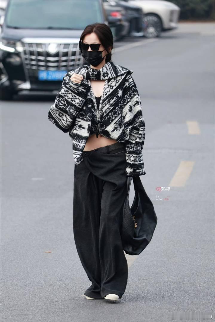 虞书欣云初令今日上班路透，酷飒拽姐T台秀！！欣欣横店时装周 