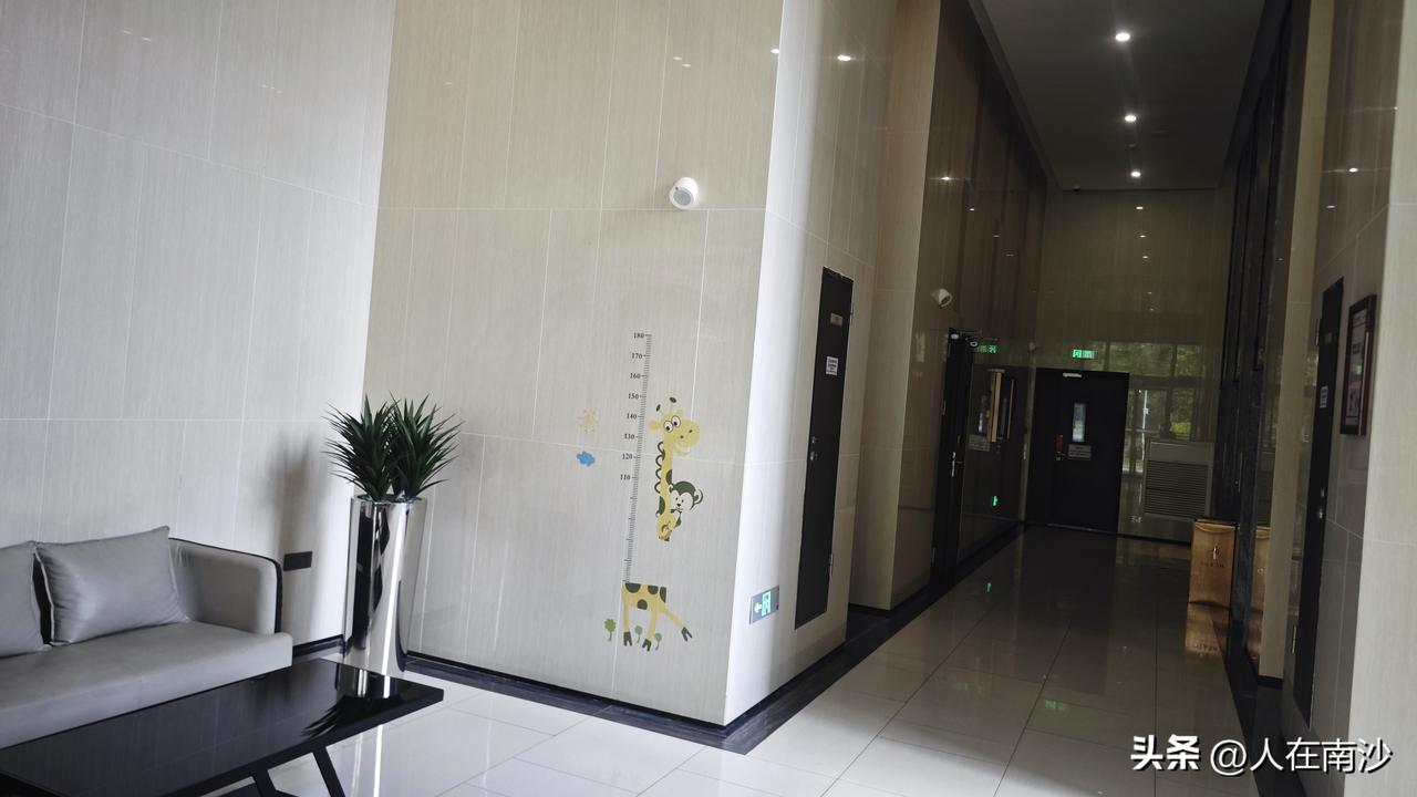 如果说要在南沙的次新盘里面选一个品质最好的，我肯定选海语熙岸。
虽然收楼的时候有