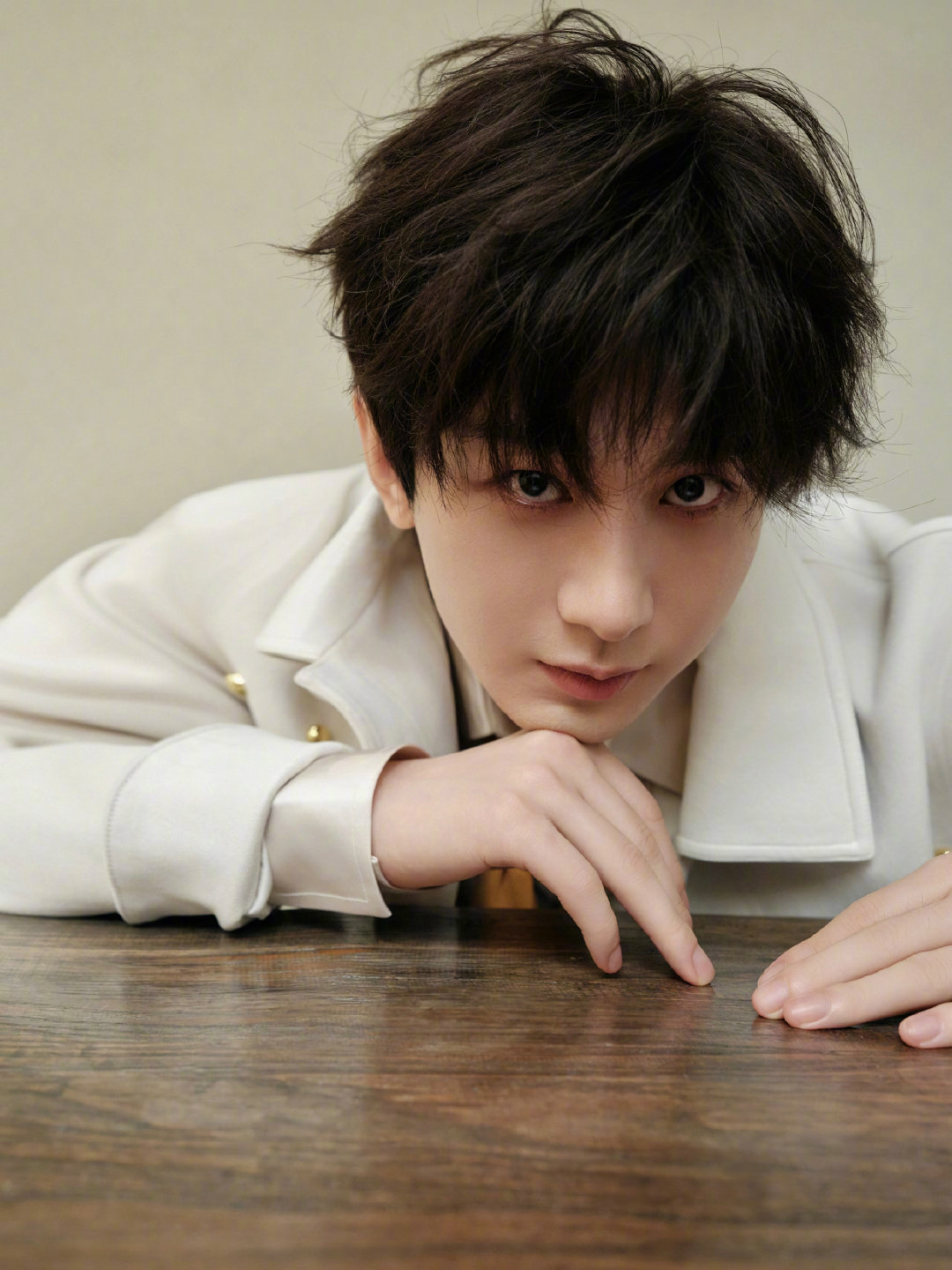 睡着的成毅软乎乎 看生图真的会输给睡颜那种！安稳趴在软软枕上，呼吸很轻，被子隆起