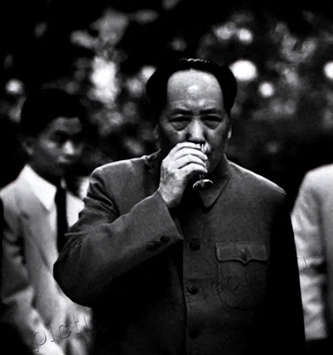 1969年九大会议召开时，主席见有一位重要成员未到场，当即对总理提出他不到就不开
