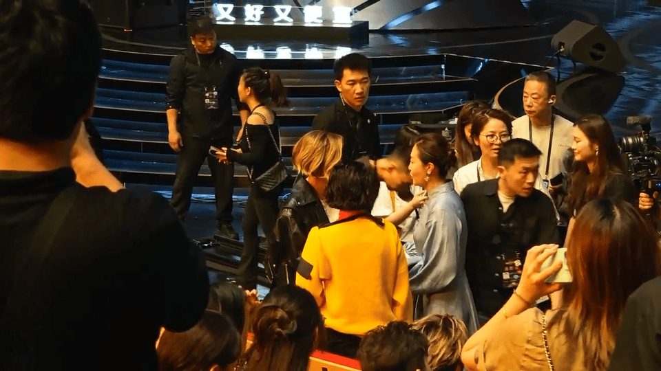 惠英红杨紫琼手拉手热聊杨紫琼惠英红同款短发 惠英红杨紫琼居然同款人，含金量懂的都