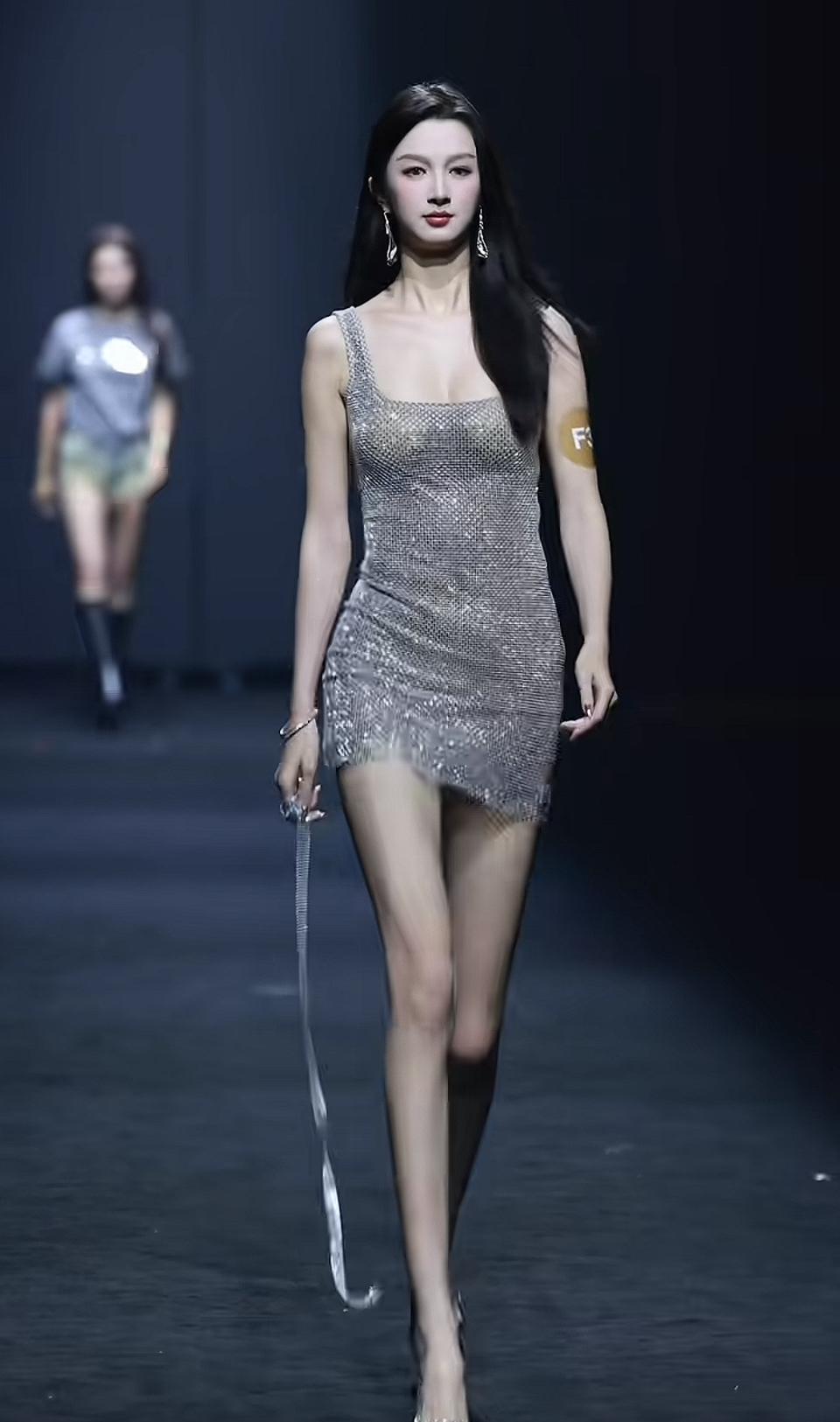 闪耀T台，华丽转身，时尚与自信的完美结合。