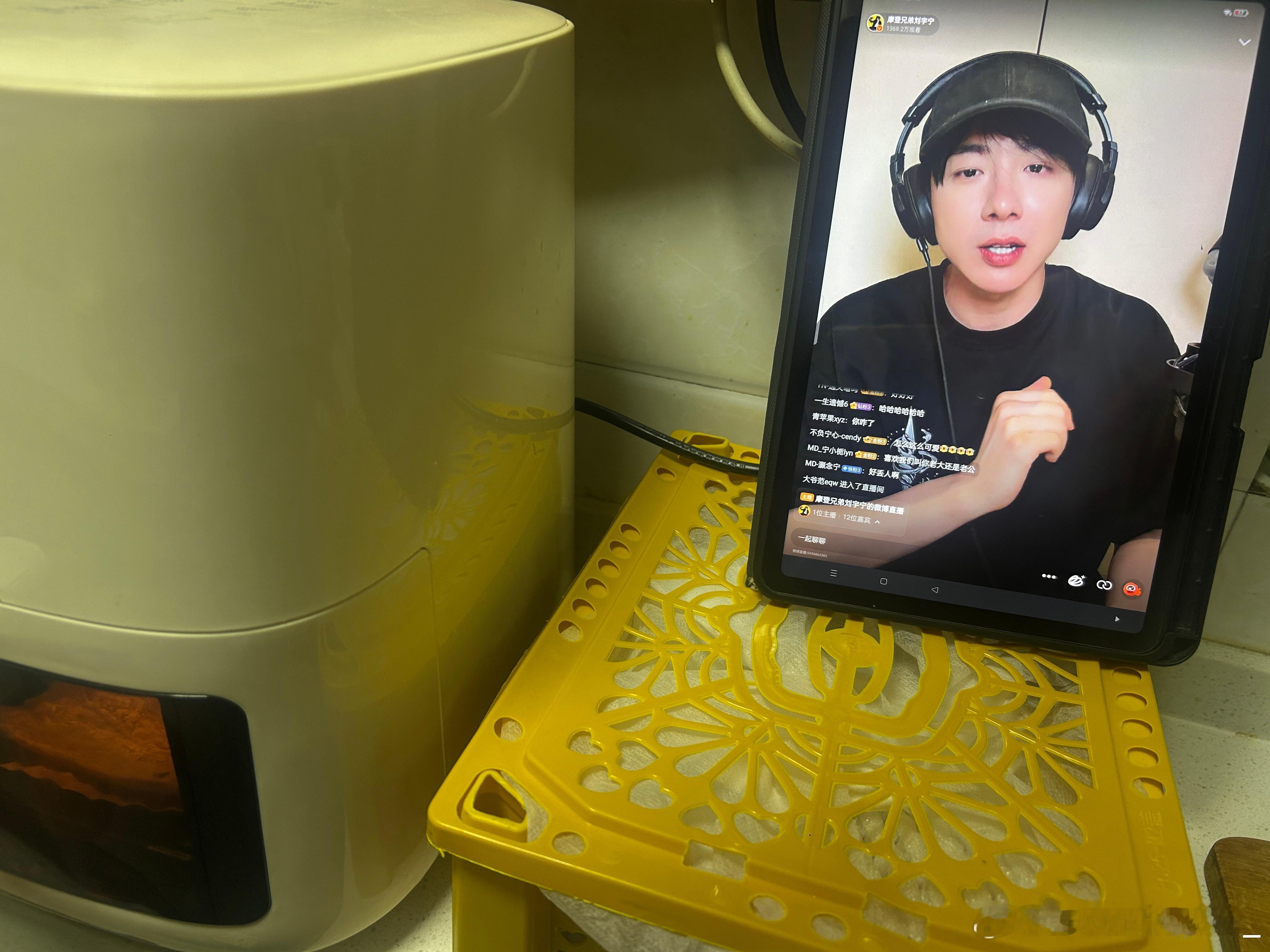 边看边做饭[泪奔][泪奔][泪奔]哥哥你还没吃饭吧。刘宇宁直播 ｜刘宇宁 ​​​