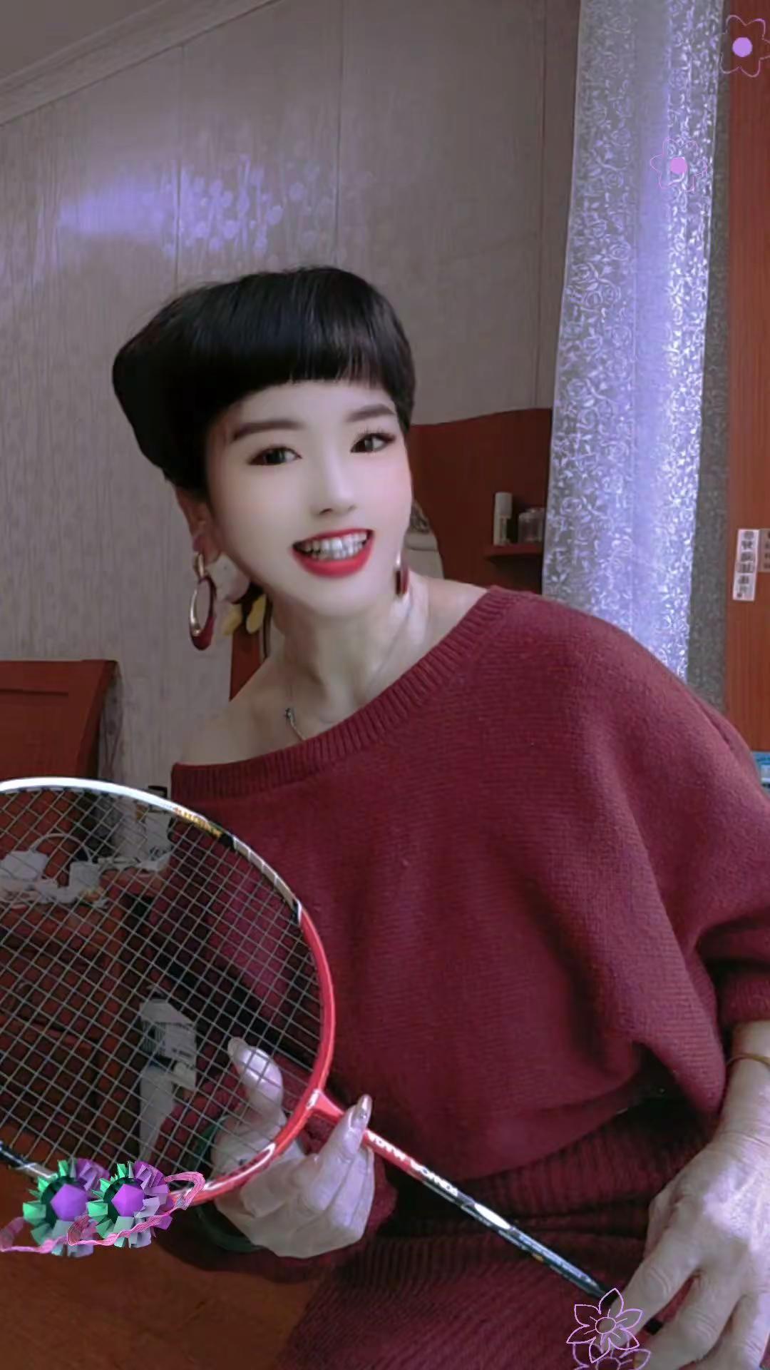 今日份开心：一把球拍，一抹红衣，生活就要这么活力满满！💃🏸 自娱自乐开心就好