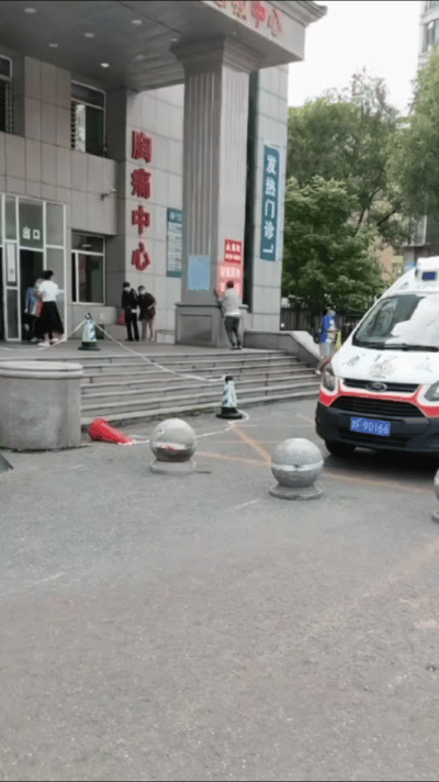 哎哟！脑瓜疼啊！救救我啊！在白山市医院门口，一男子一边喊着脑瓜疼，一边用头撞击医