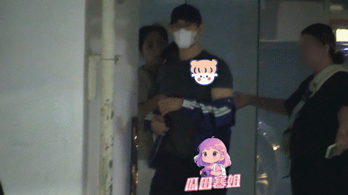 李治廷一家三口首同框画面温馨李治廷一家三口首同框啦！李治廷老婆带着孩子在工作人员