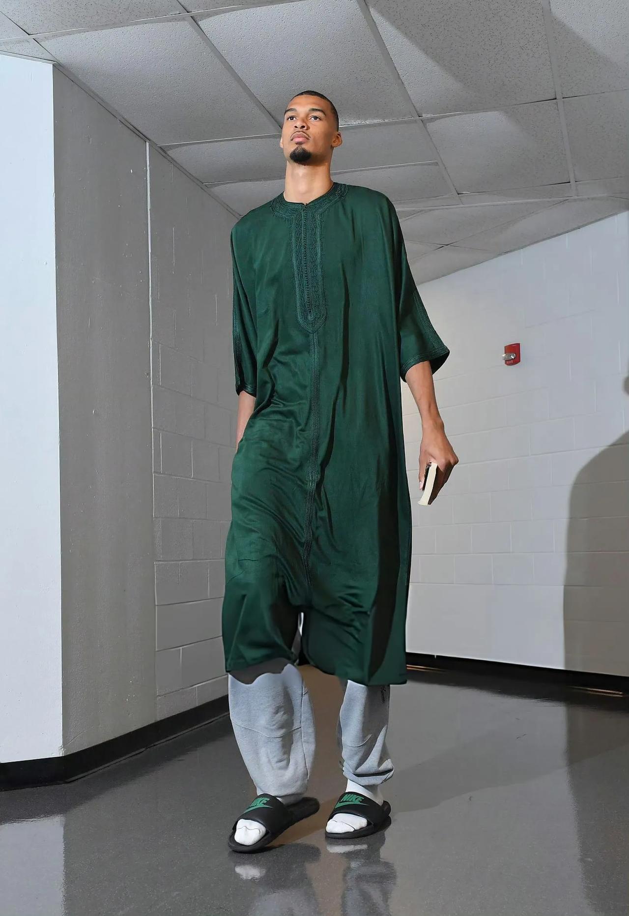 “武僧登场”！文班亚马暴走，圣安东尼奥马刺队三节打崩雷霆！

NBA季后赛西部决