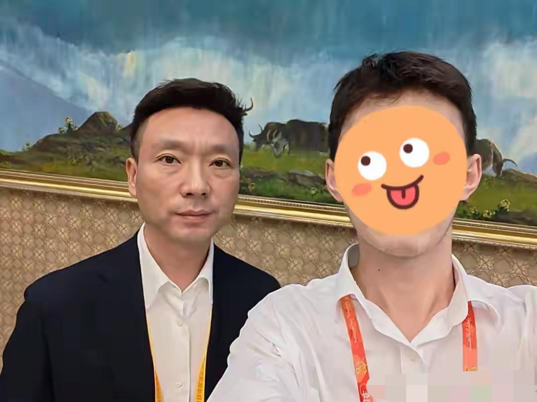 康辉老师年纪大了，也憔悴了一些