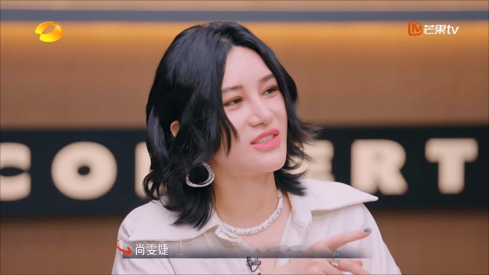 #尚雯婕介绍声人好像妈粉#   能感受到尚雯婕给大家介绍声人时的自豪，两季声入人