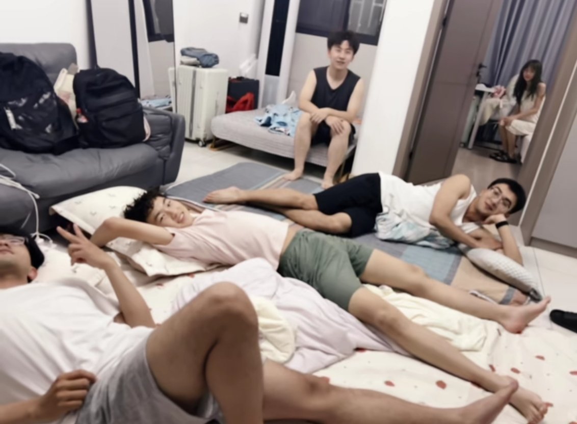 当出租屋迎来了放暑假的弟弟妹妹你别说，这出租屋还挺大，很多大城市打工人都是单间，