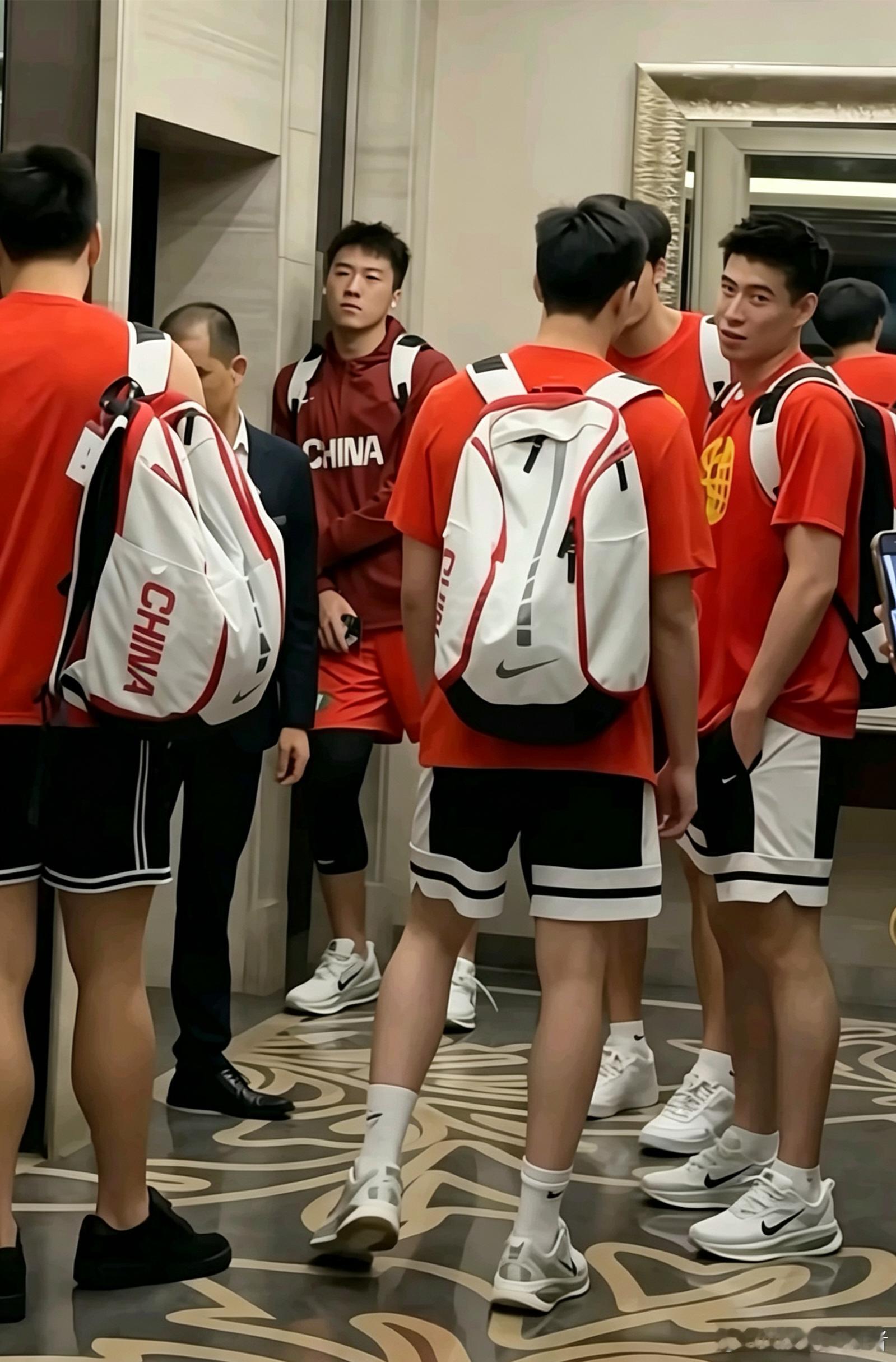 中国男篮 王俊杰很疲惫 球迷赛后电梯偶遇男篮队员，王俊杰满脸疲惫落寞的状态看得心