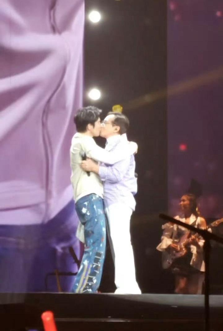 这算辣眼睛吗？两个男人大庭广众下亲吻！

这也太开放了吧？两个男人在演唱会上互相