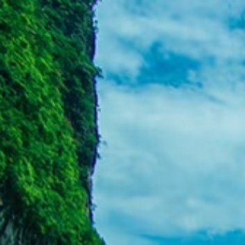 桂林的魅力首先体现在其壮丽的自然风光上。漓江是桂林的灵魂，两岸的山峰层峦叠嶂，倒