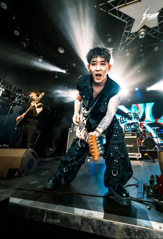 不需要专业拍摄，手机竖屏就行。内容：邀请大家来唐山看音乐节，再向你长大的地方说句