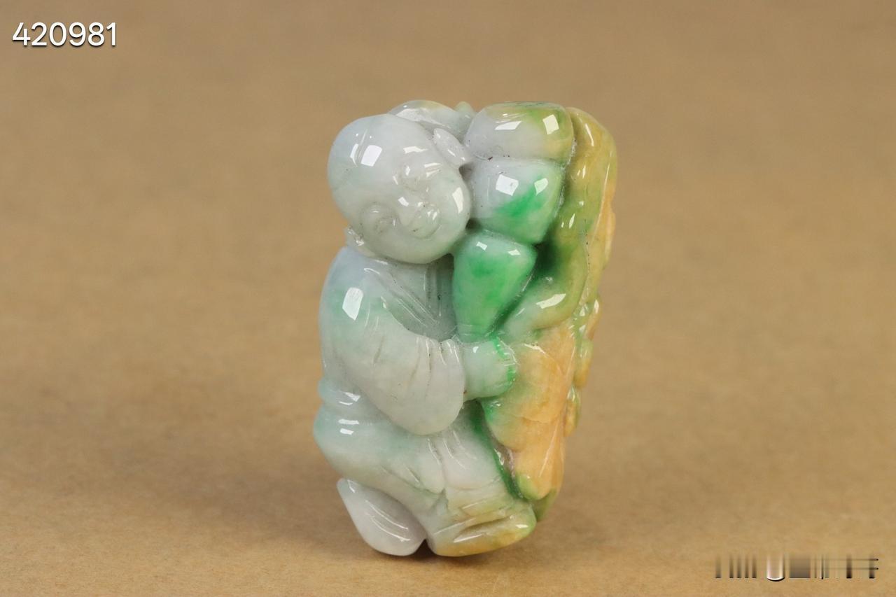 旧藏  老翡翠童子送福把件。

规格：5.26*3.52*2.01cm
