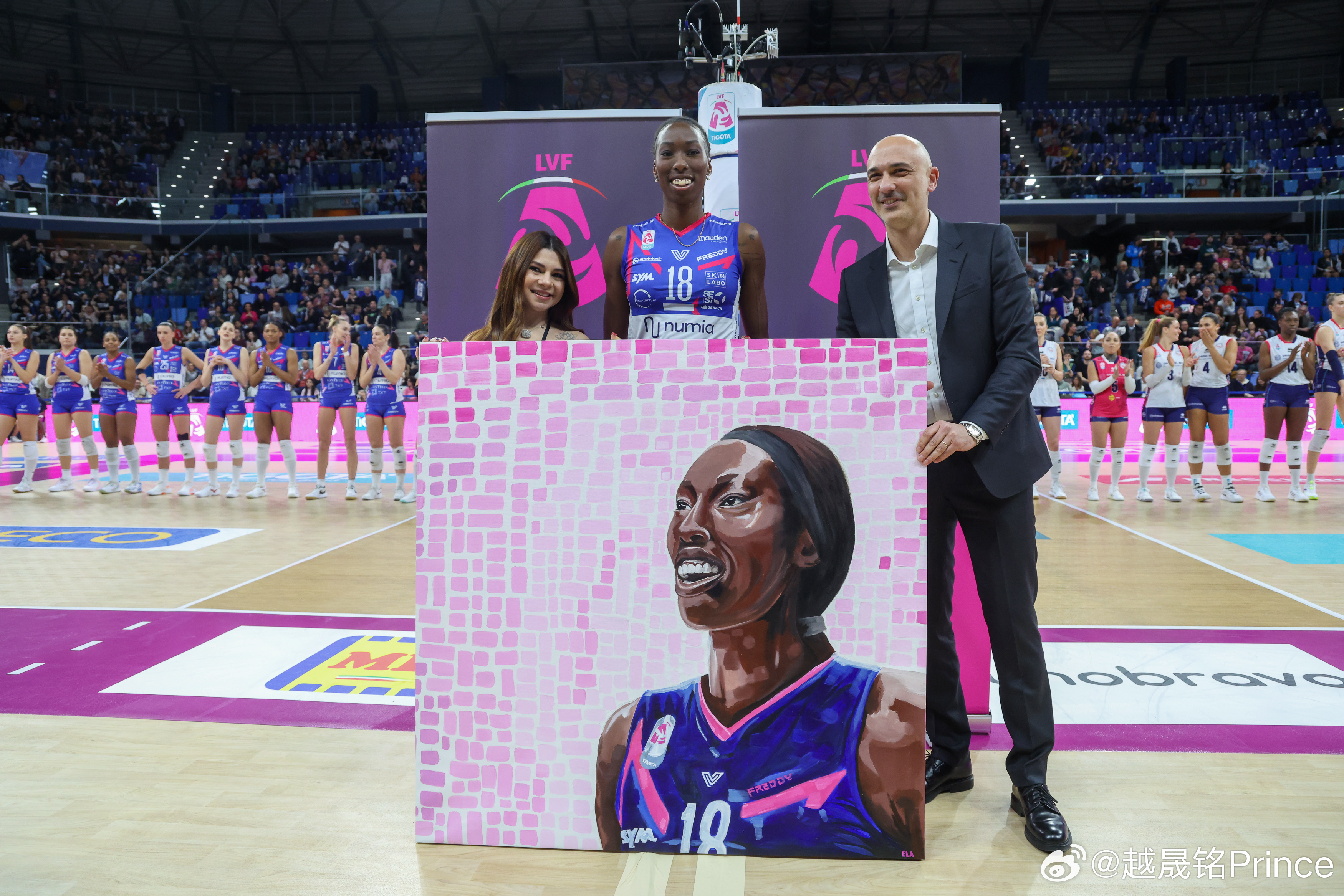 排球 📸 一幅画作被作为奖项颁发给了宝拉·埃戈努（Paola Egonu），她