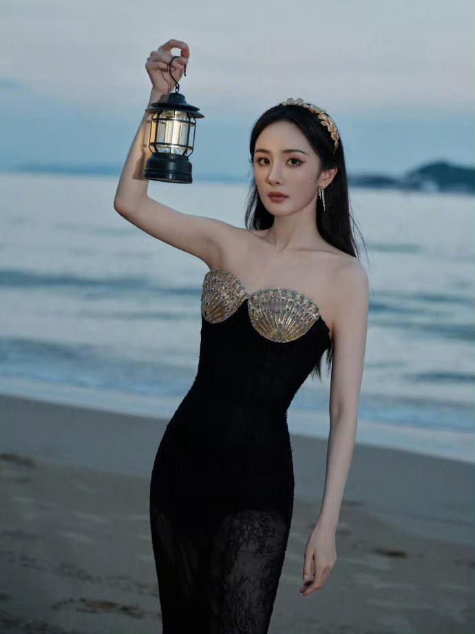 #杨幂塞壬出海#杨幂和高定的适配度一百分💯[送花花]早说生日有这么多好饭，就每