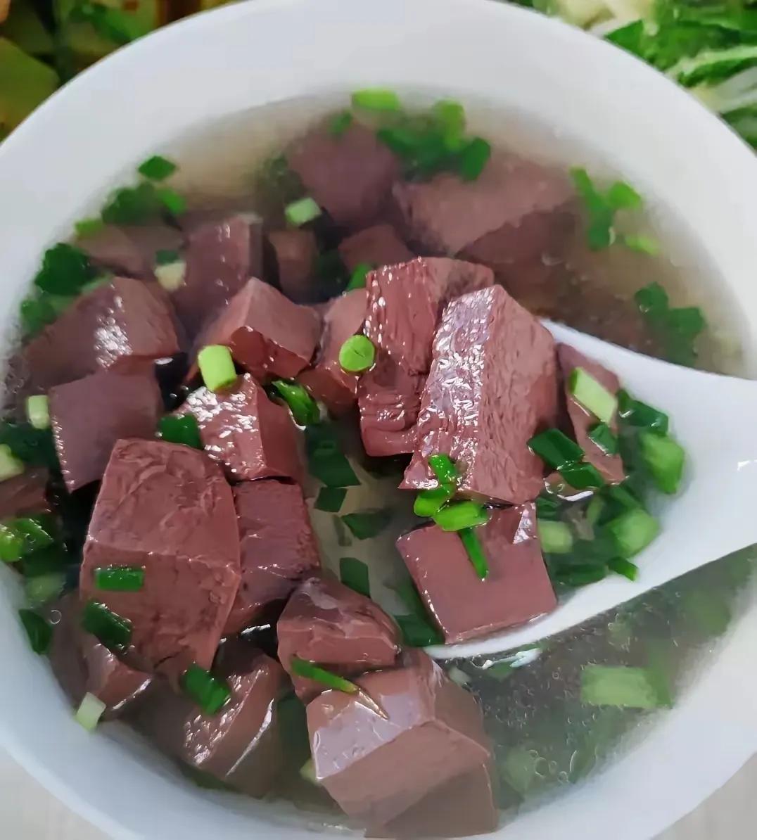 图一图二哪个是猪血呢？
一个很好看，一个好丑，还有小孔。