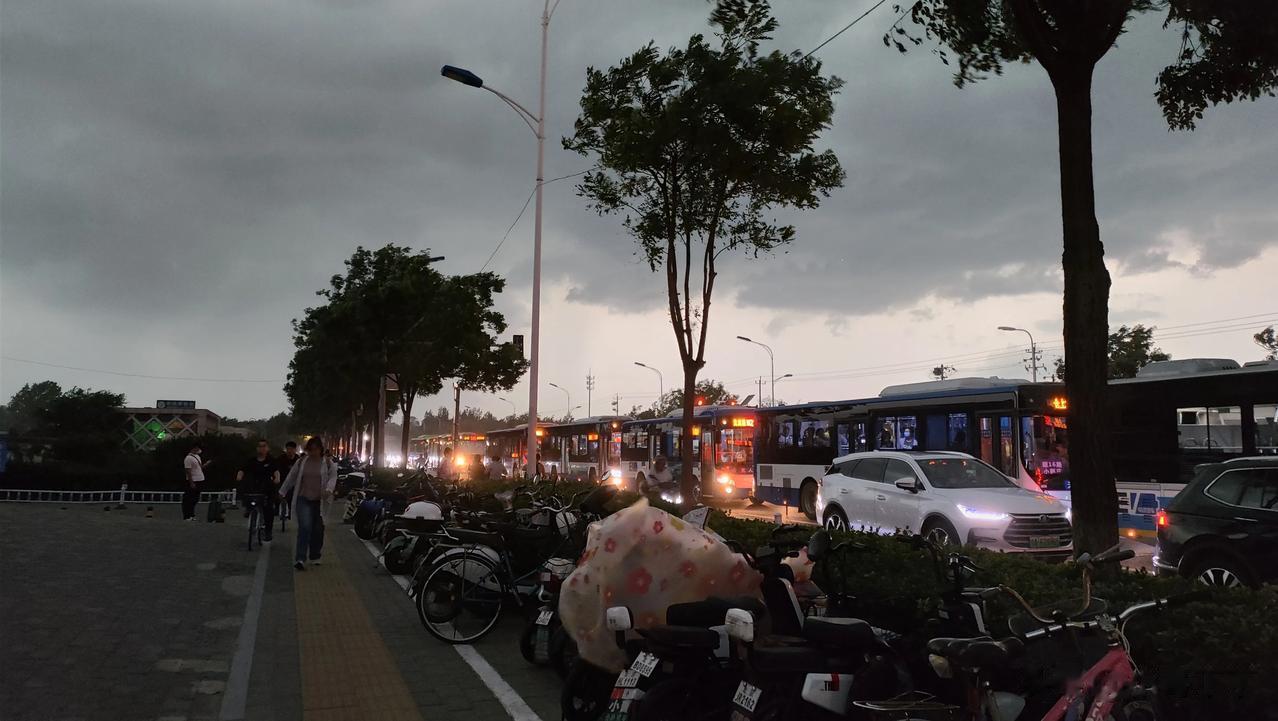 狂风大作，山雨欲来风满楼，有种回到了南方的台风天。这个时候，大家就尽量别开车在外