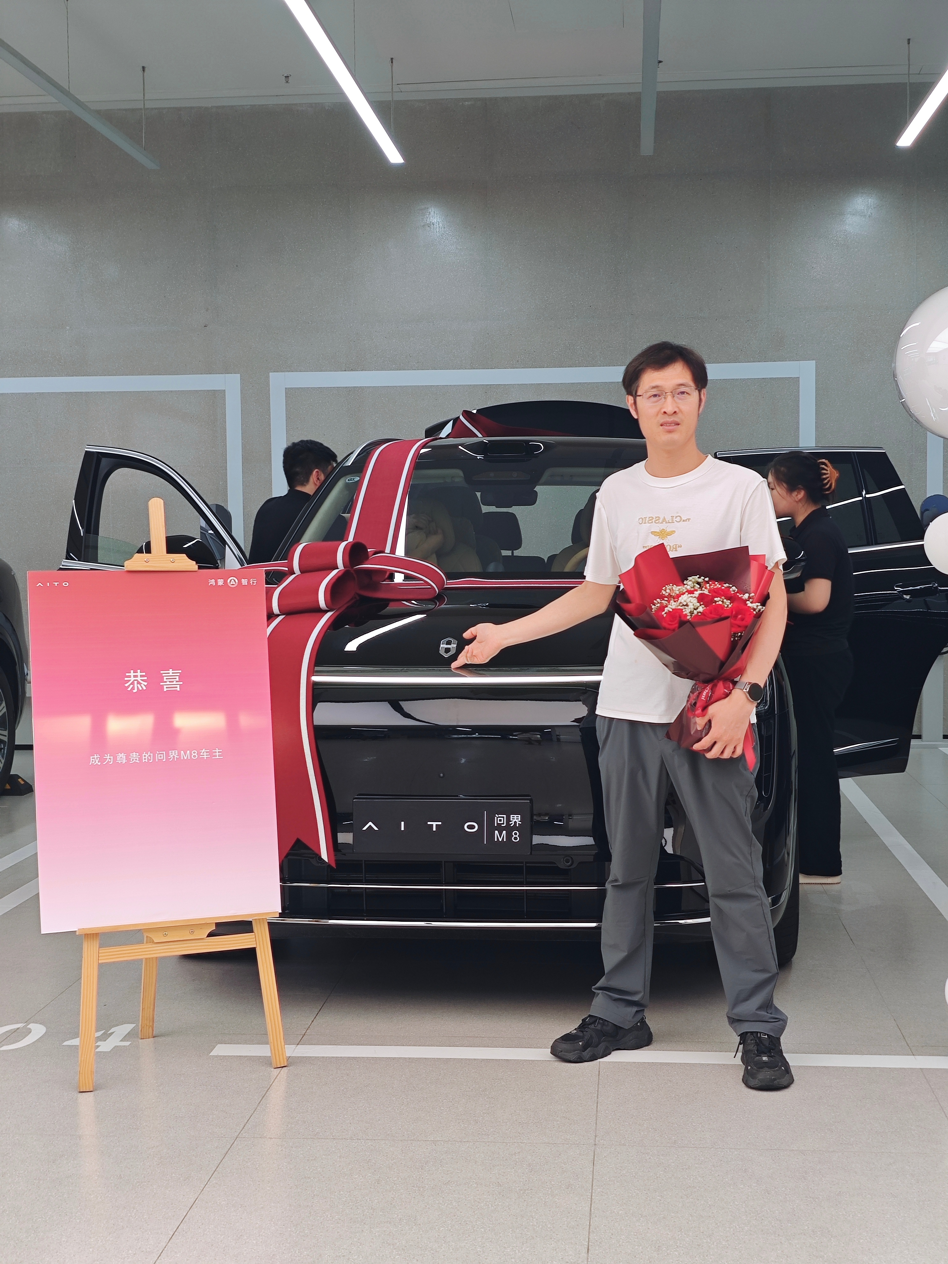 #问界M8# 在上海蹭了一下朋友的问界M8提车仪式，全能型家庭智慧旗舰中大型SU