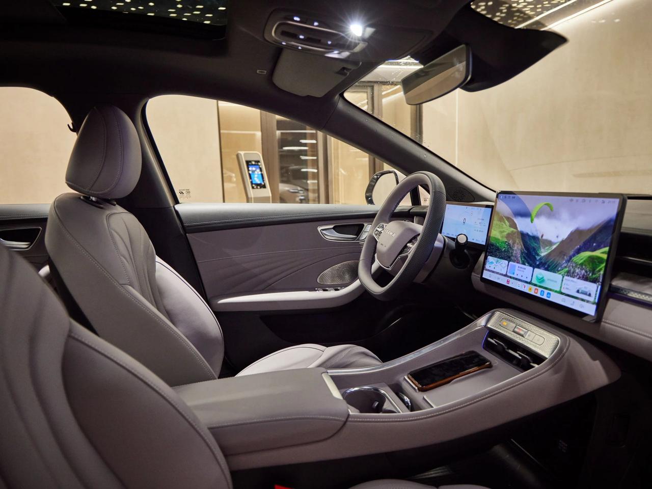 昨晚刷到徐志胜和李诞测评AI车机的视频，差点笑到把泡面喷在键盘上！徐志胜装智障车