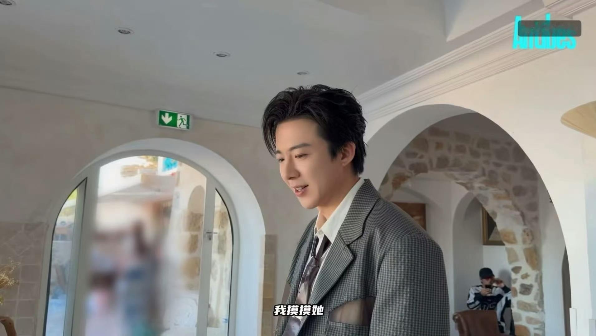 等我小了也要刘宇宁这样逗我。刘宇宁逗小宝宝好温柔等我小了也要握着刘宇宁的手指头这