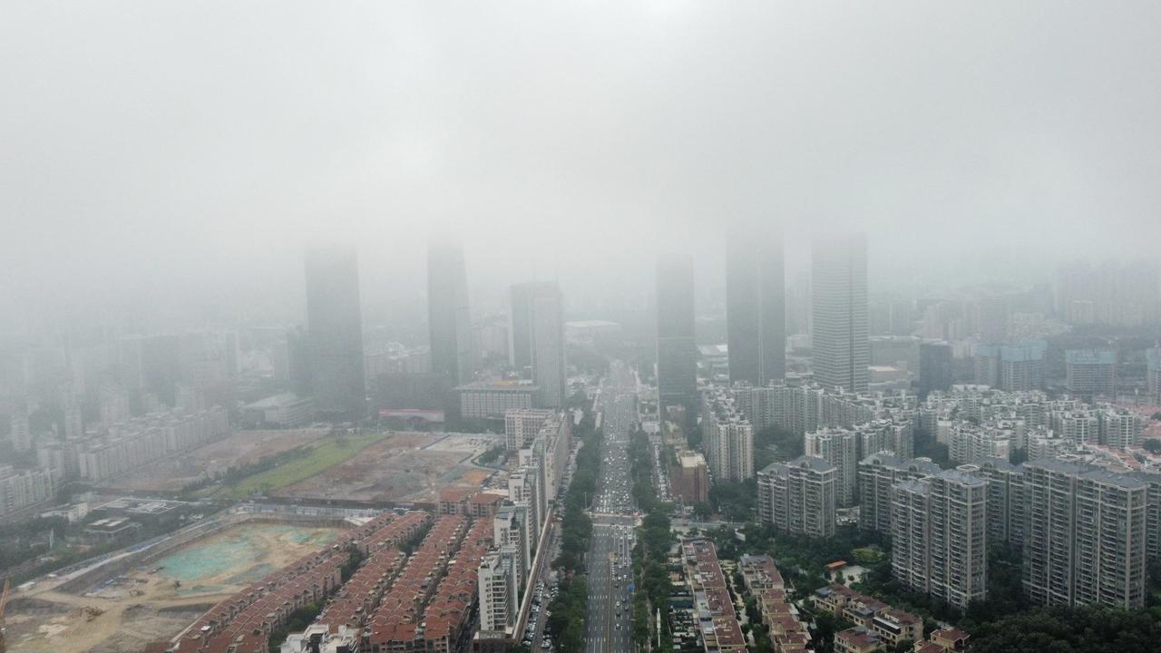 中午一个很久不联系的朋友给我打电话
他说让我看看今天股市
我纳闷的是他不炒股都关