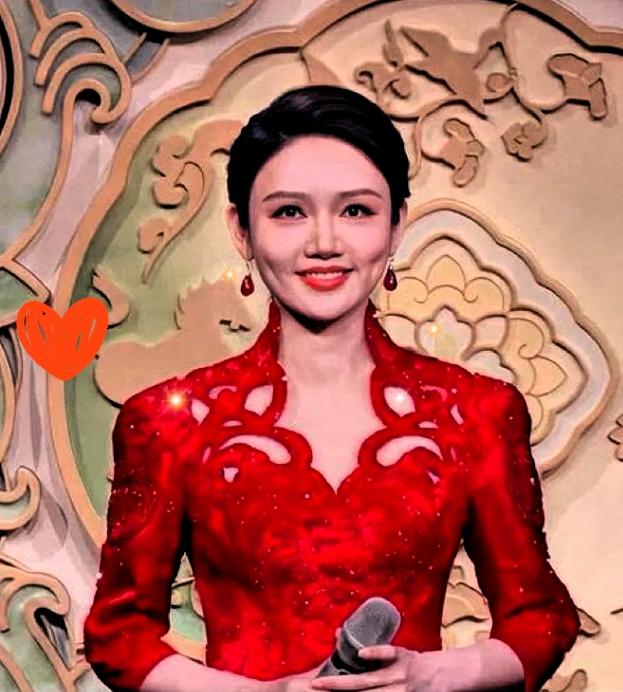 说实话，今年春晚看下来，有个细节真是让人看着替她尴尬。

不知道大家注意没，左边